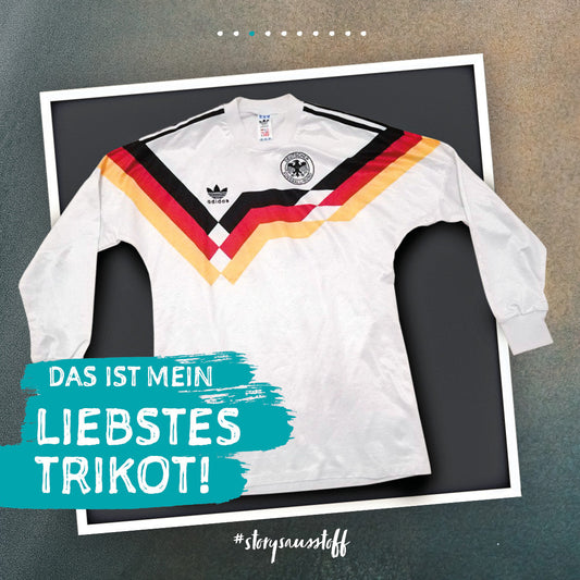 Frußballtrikot im Living.Steel Trikotrahmen