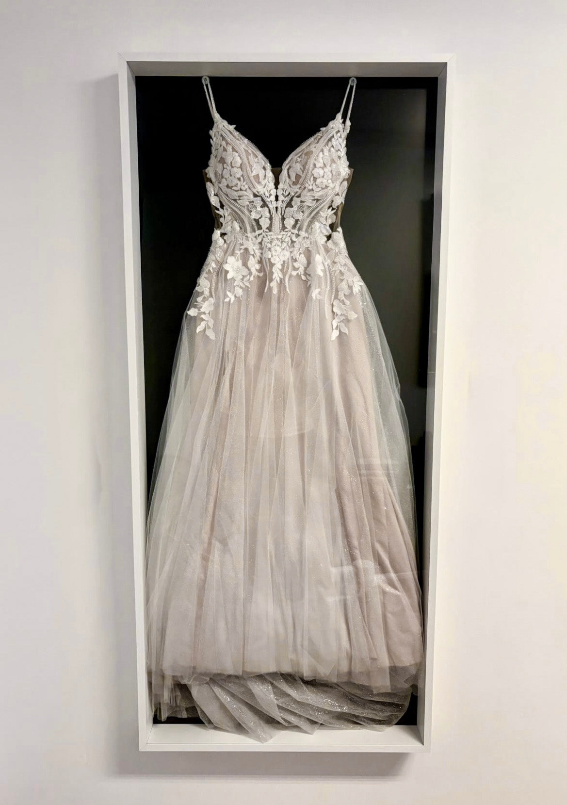 XXL Bilderrahmen für Hochzeitskleid mit weißem Rahmen und Rückwand in Anthrazit. Pulverbeschichtet und 100 mm tief | Living.Steel