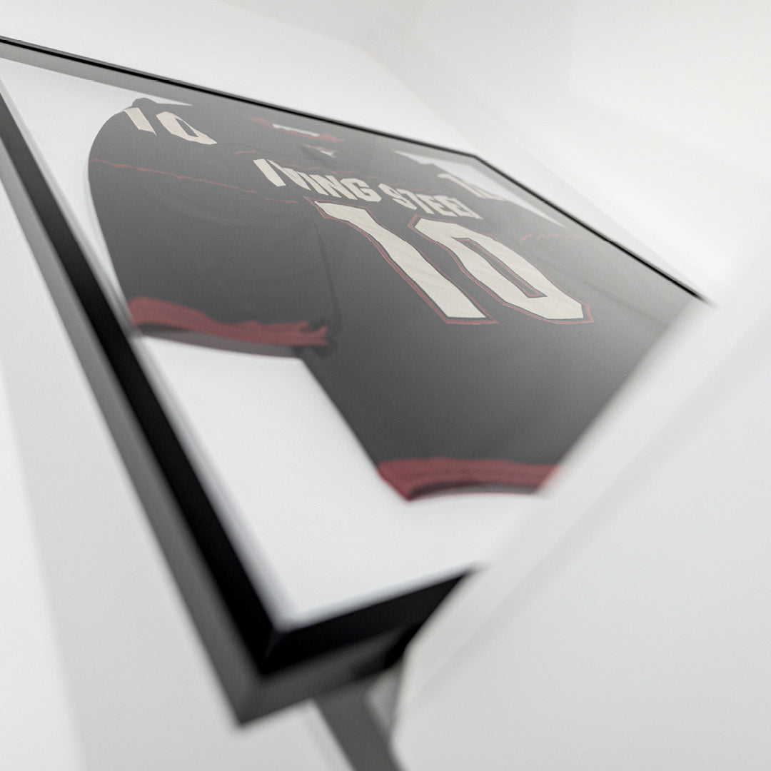 Detailansicht eines Living.Steel Rahmens für Football- oder Eishockeytrikots – hochwertiges Acrylglas, elegantes Profil in Schwarz und perfekte Passform für sportliche Erinnerungsstücke.