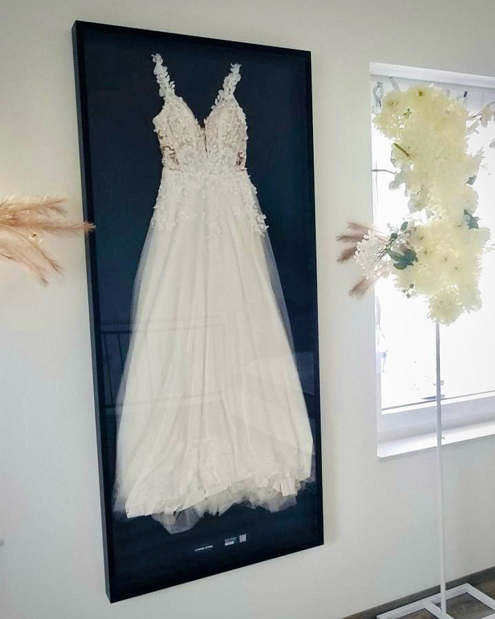 Brautkleid im Hochzeitskleidrahmen aus Aluminium mit schwarzem Rahmen und Rückwand in Anthrazit | Living.Steel