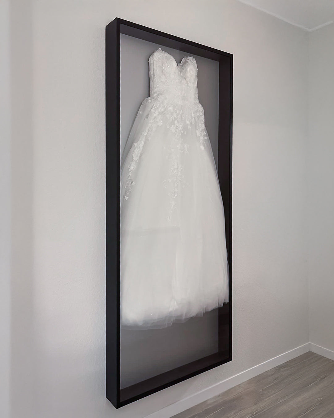 Hochzeitskleid im Bilderrahmen aus Aluminium mit schwarzem Rahmen und weißer Rückwand | Living.Steel