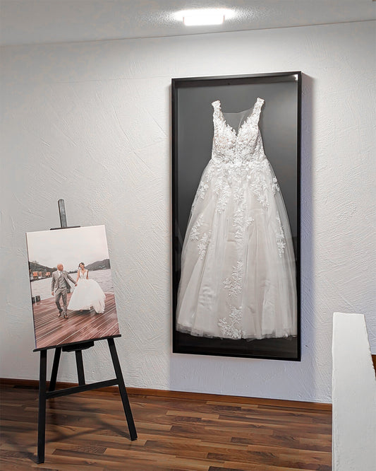 Brautkleid im XXL-Hochzeitskleidrahmen aus Aluminium mit schwarzem Rahmen und Rückwand in Anthrazit | Living.Steel