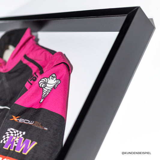 Detailaufnahme des Living.Steel Rahmens für Rennanzüge – schwarzes Aluminiumprofil mit Tiefenwirkung, perfekt für voluminöse Motorsportbekleidung. Kundenbeispiel.